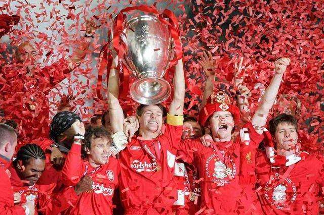 足球惊险逆转取胜，粉丝狂欢不已