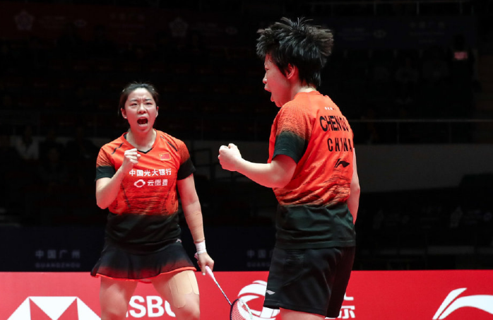 印尼队碾压法国队,石宇奇统治全场 印尼队碾压法国队,石宇奇统治全场